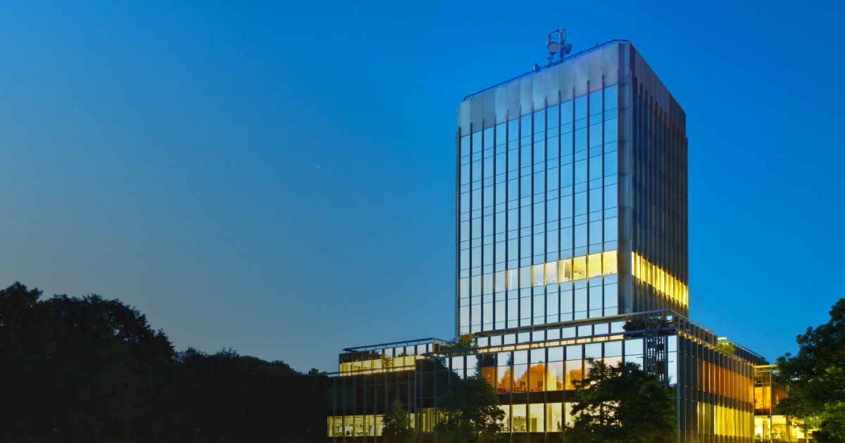 Edificios corporativos de noche