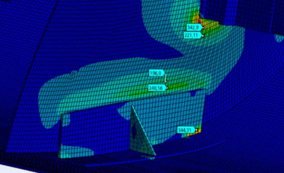 Distribución de tensiones de Von Mises en el rompeolas del camión cisterna — simulación FEA